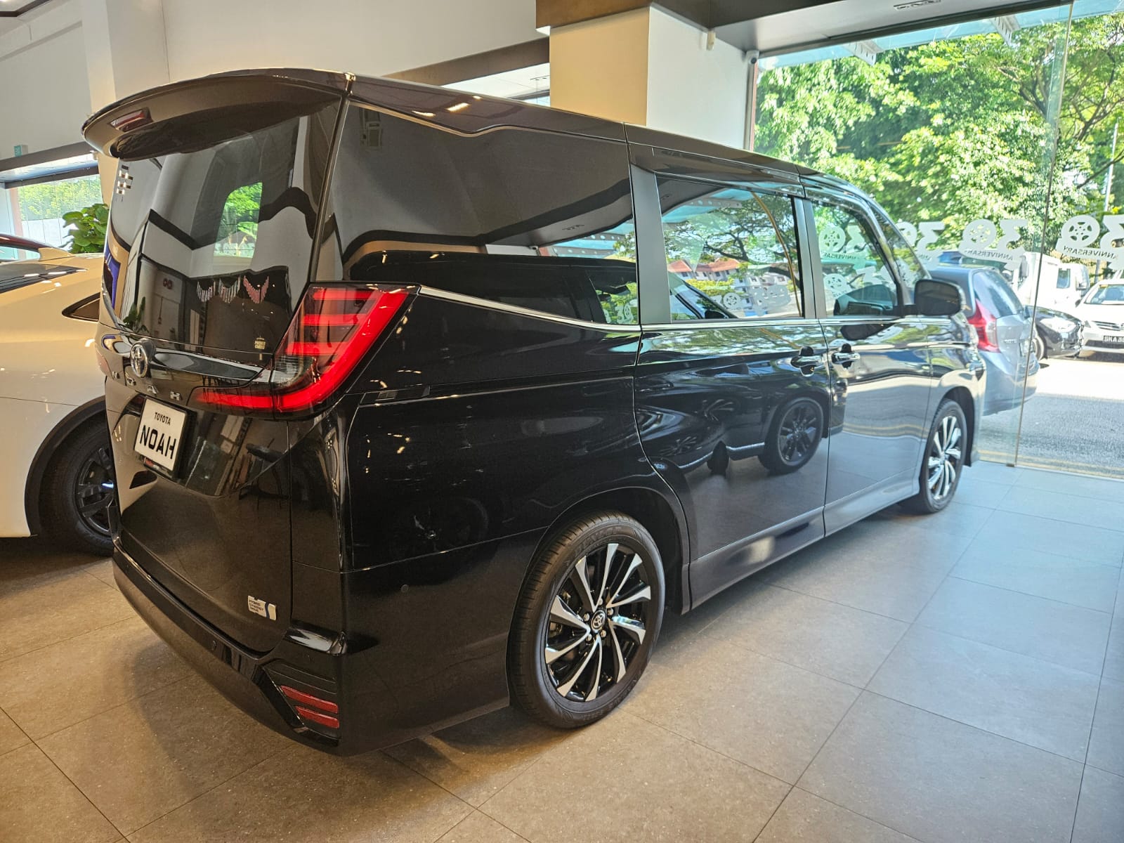 TOYOTA NOAH 1.8 SZ HYBRID