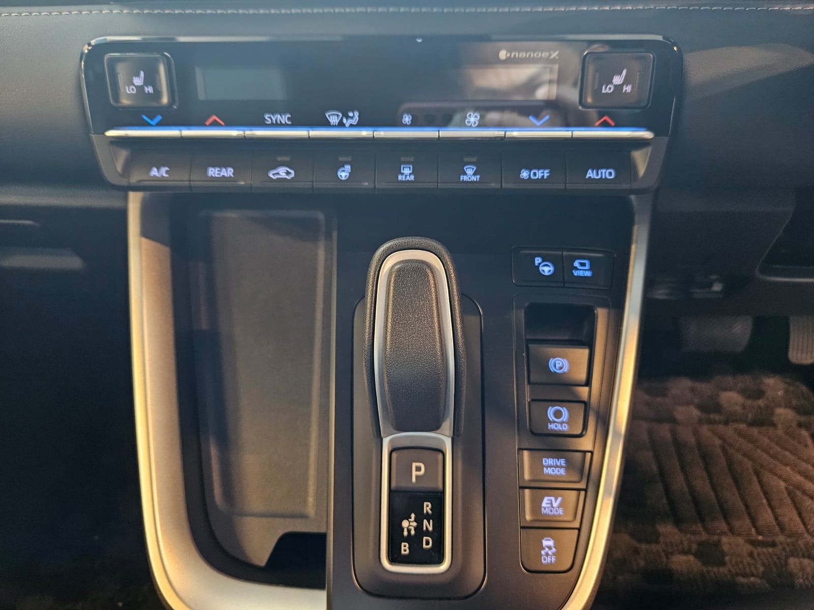 TOYOTA NOAH 1.8 SZ HYBRID