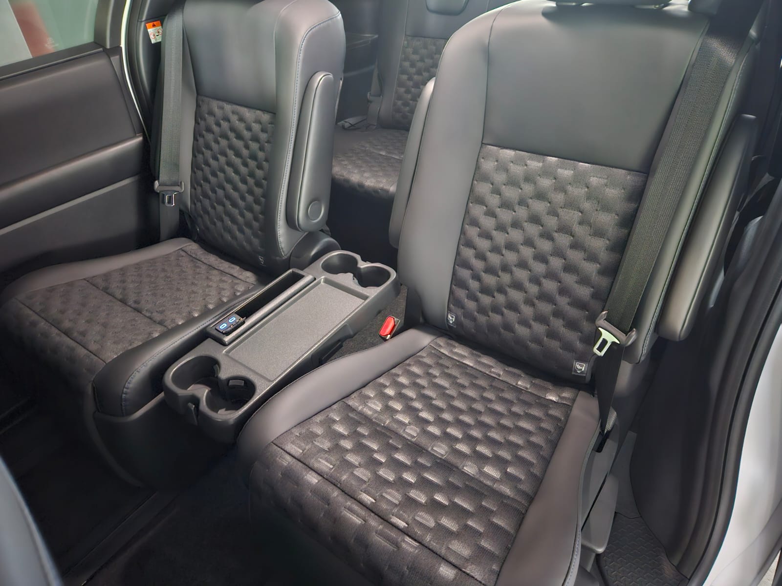 TOYOTA VOXY 1.8 SZ HYBRID