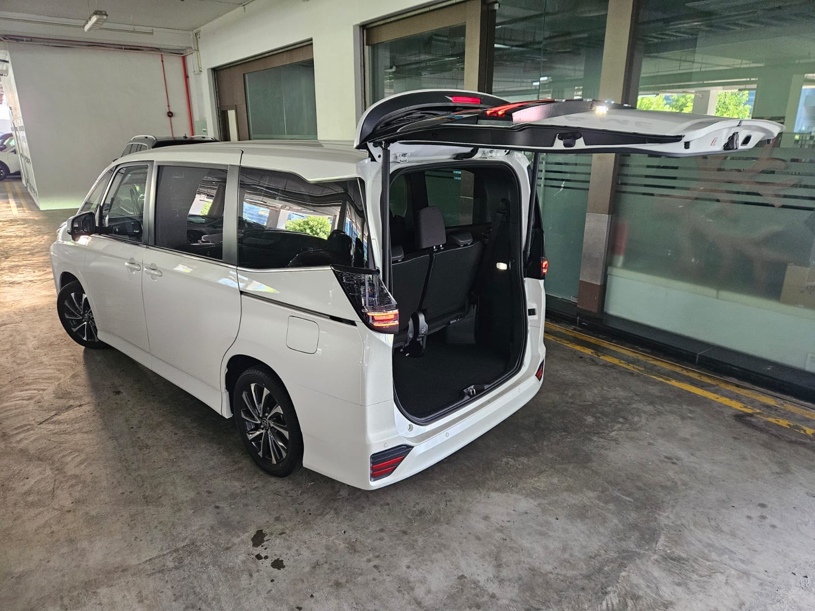 TOYOTA VOXY 1.8 SZ HYBRID