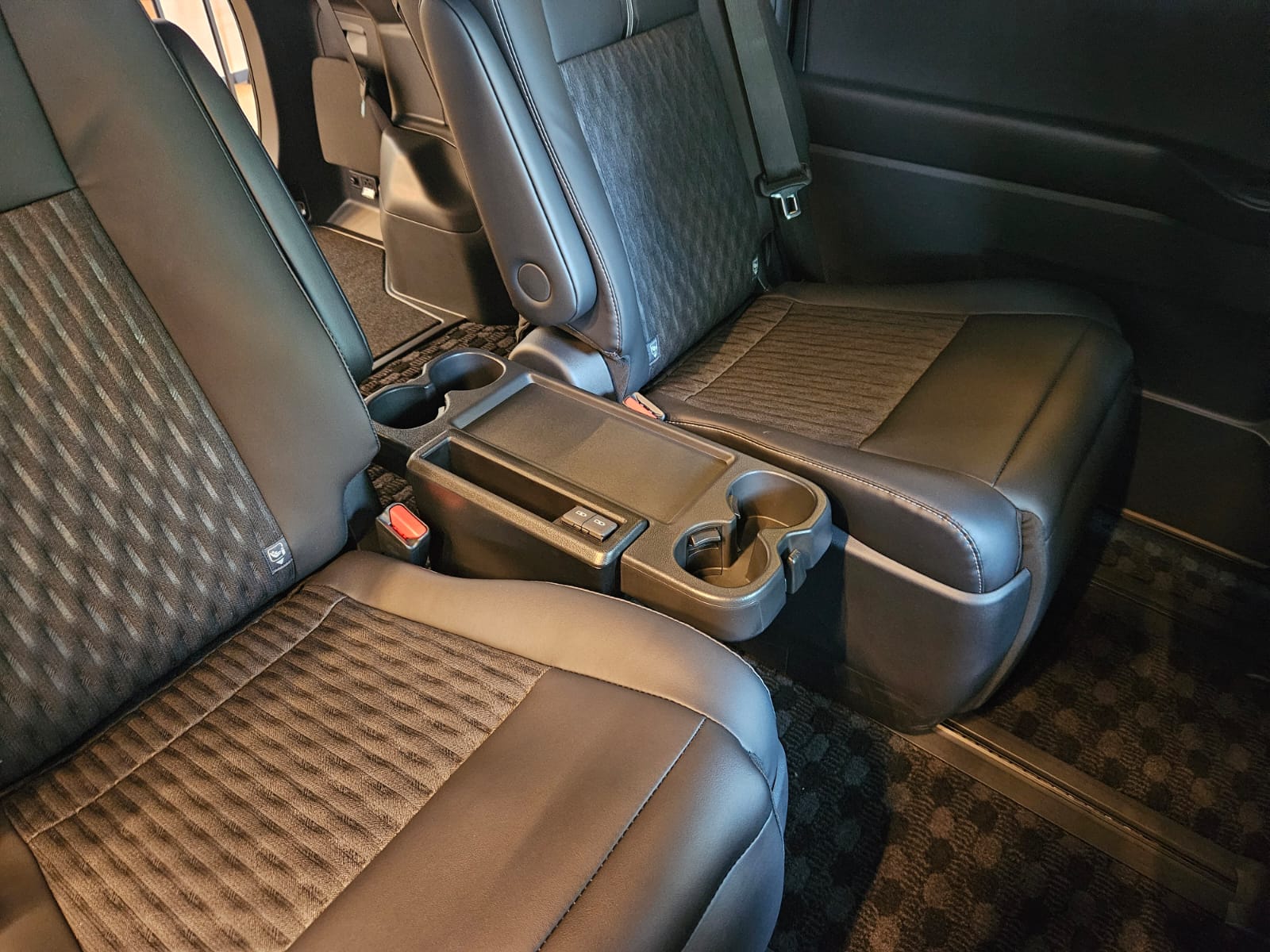 TOYOTA NOAH 1.8 SZ HYBRID