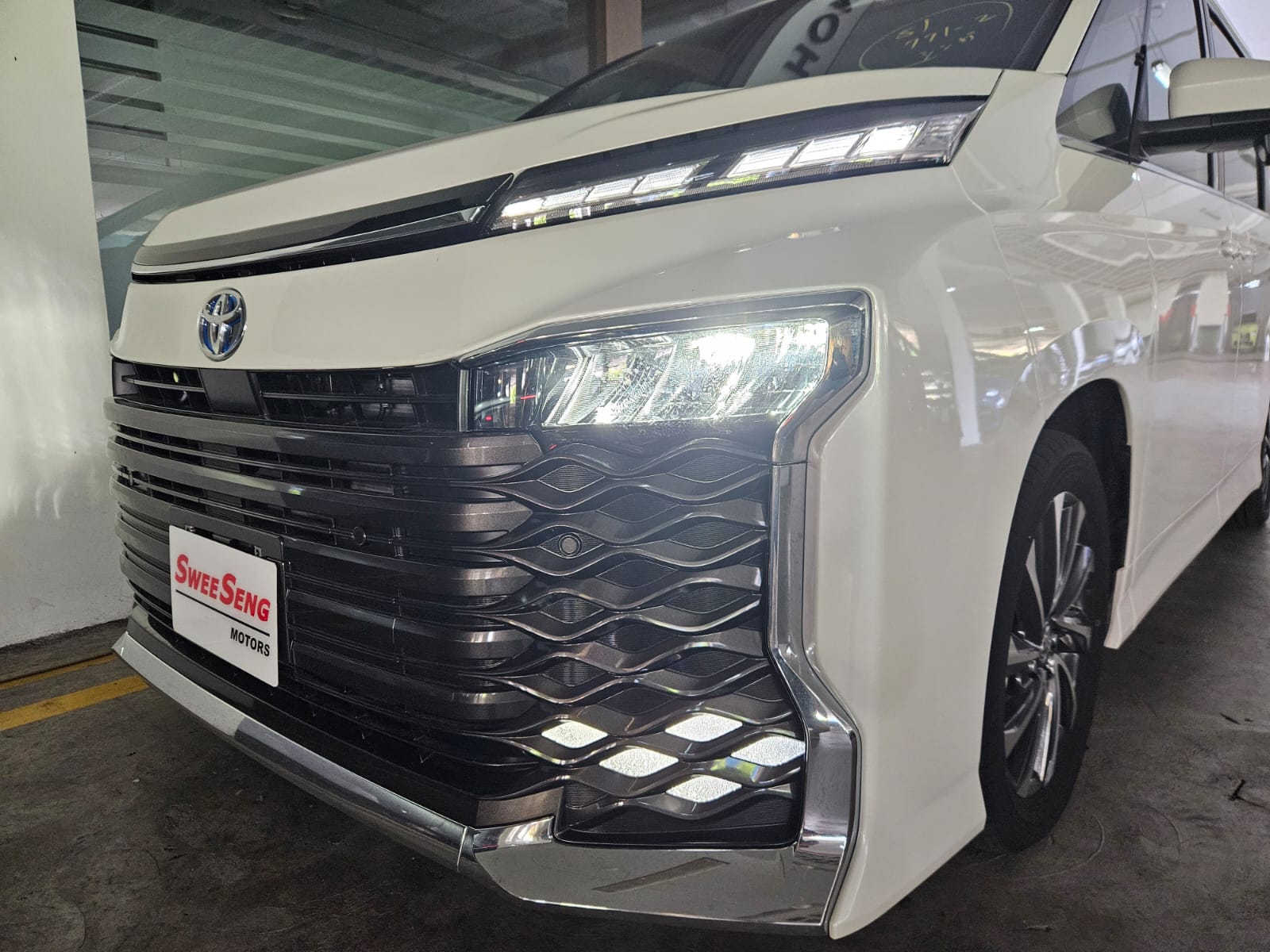 TOYOTA VOXY 1.8 SZ HYBRID