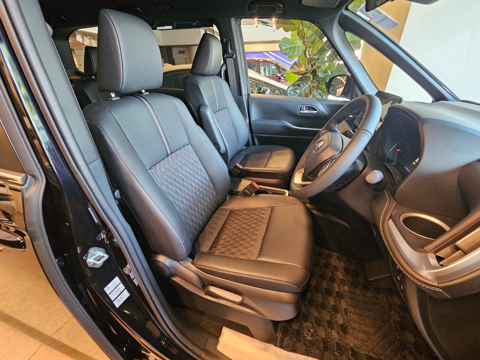 TOYOTA NOAH 1.8 SZ HYBRID