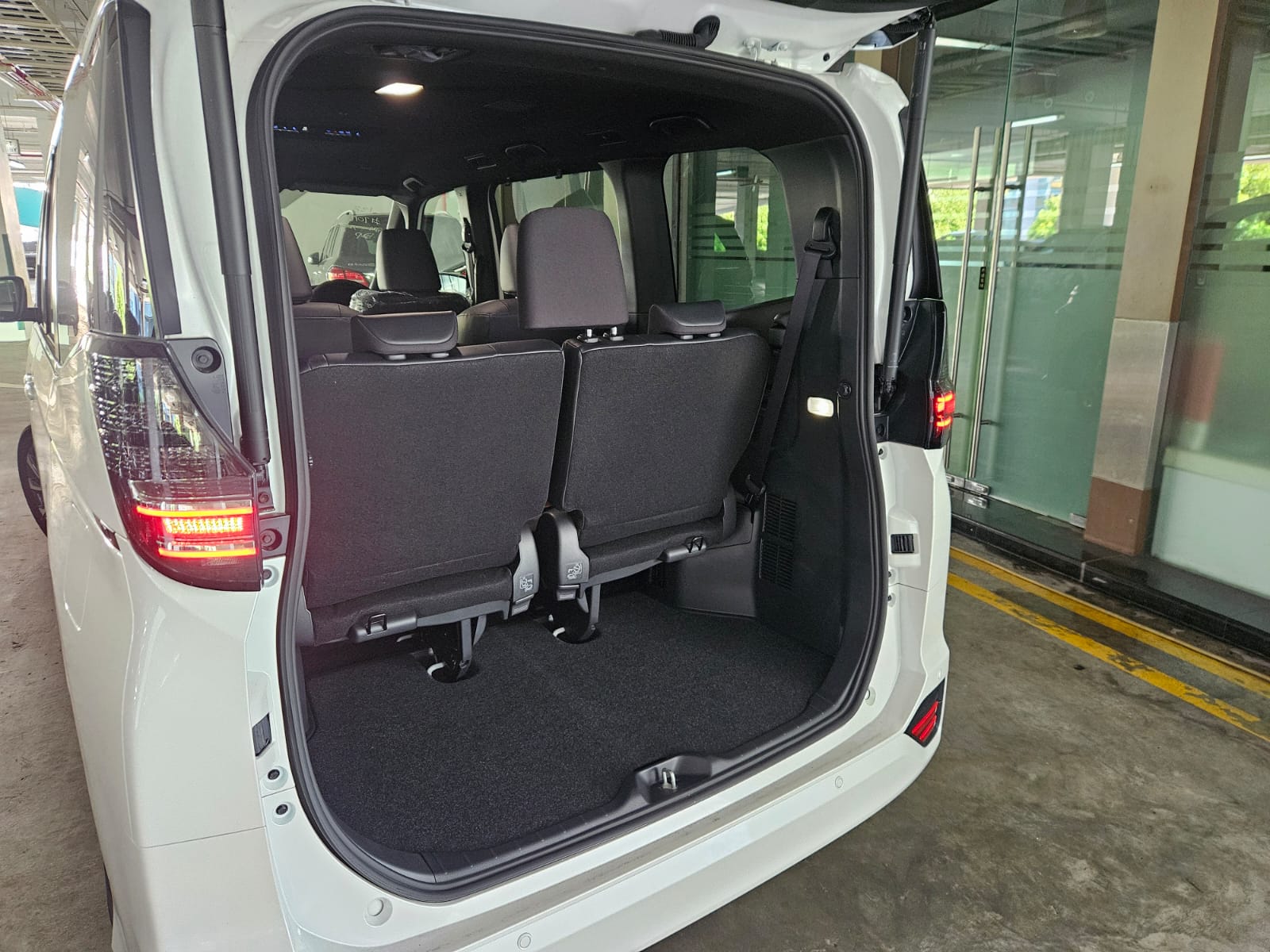 TOYOTA VOXY 1.8 SZ HYBRID