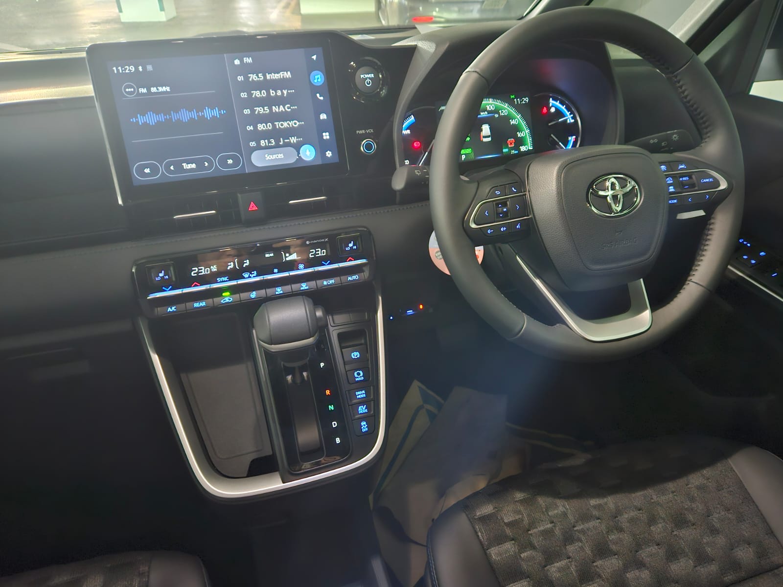 TOYOTA VOXY 1.8 SZ HYBRID