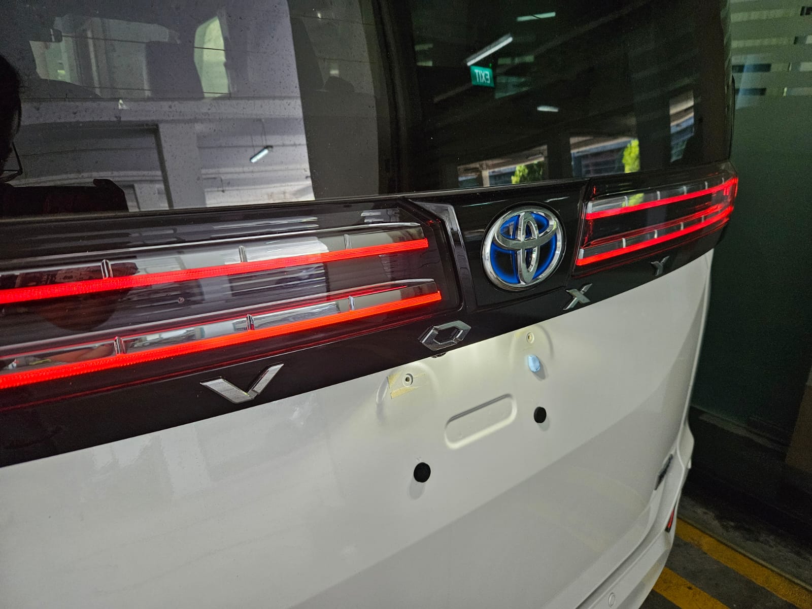 TOYOTA VOXY 1.8 SZ HYBRID