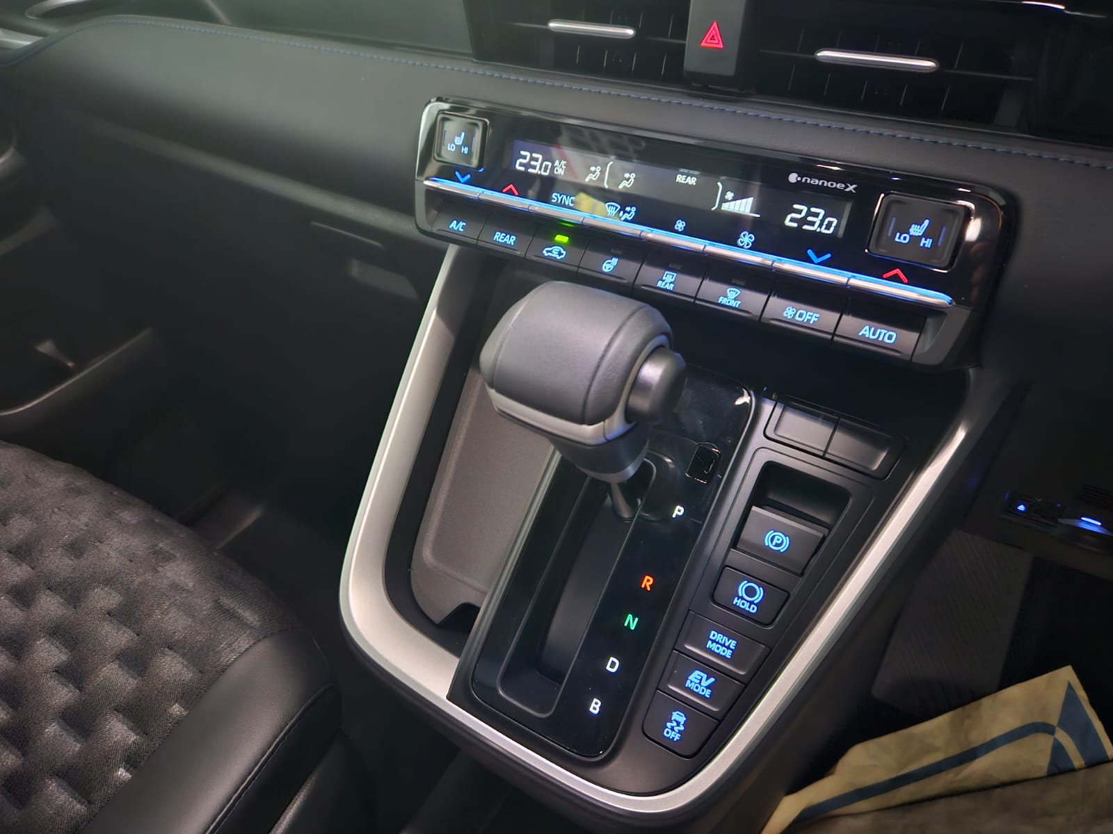 TOYOTA VOXY 1.8 SZ HYBRID