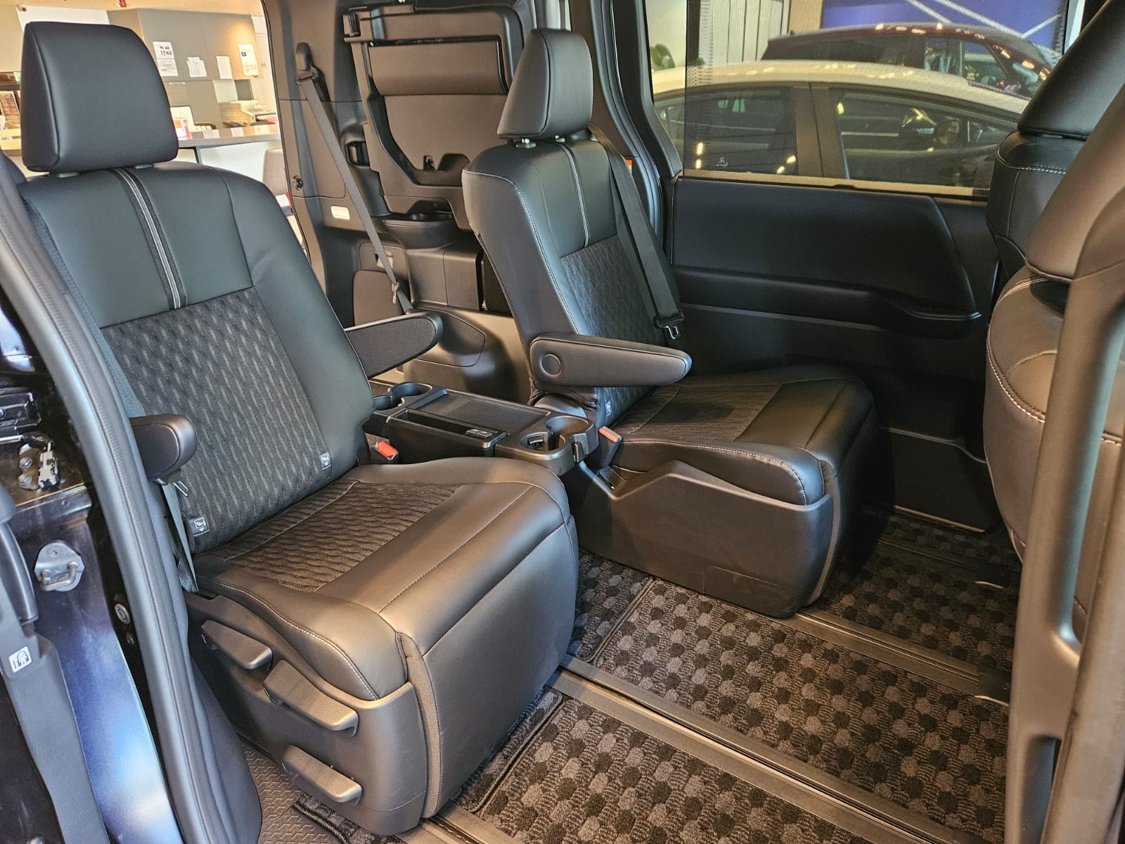 TOYOTA NOAH 1.8 SZ HYBRID