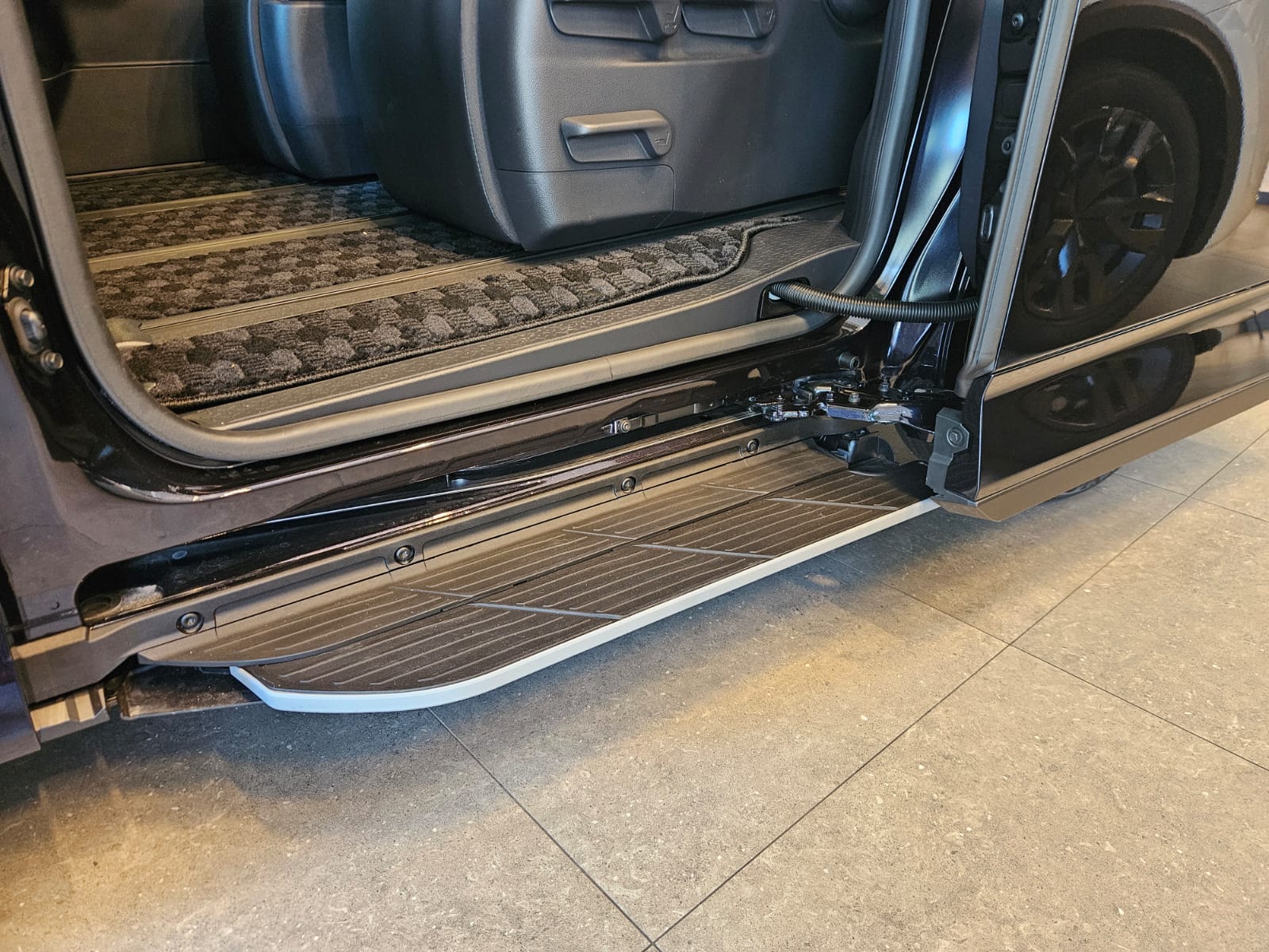 TOYOTA NOAH 1.8 SZ HYBRID