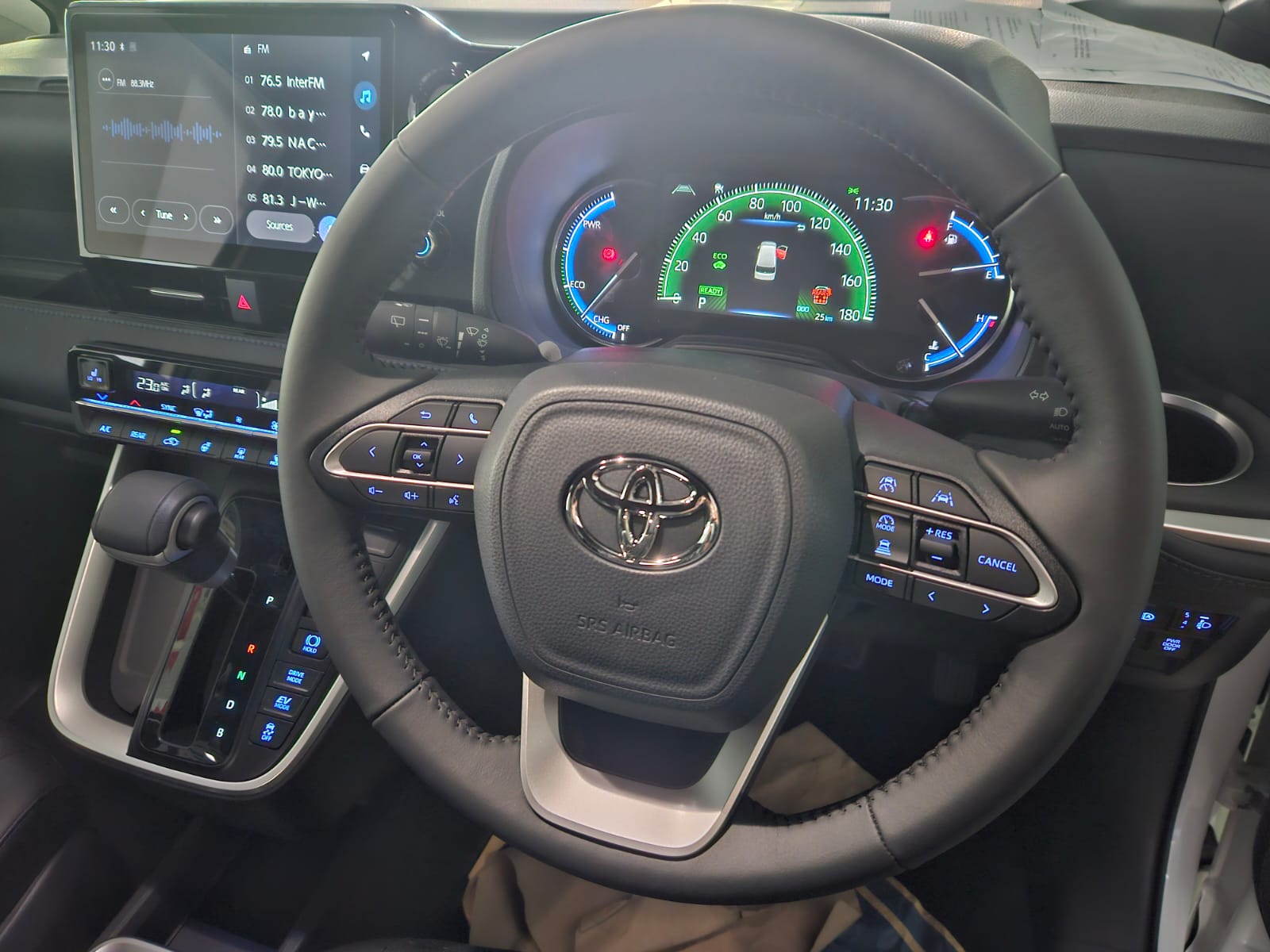 TOYOTA VOXY 1.8 SZ HYBRID