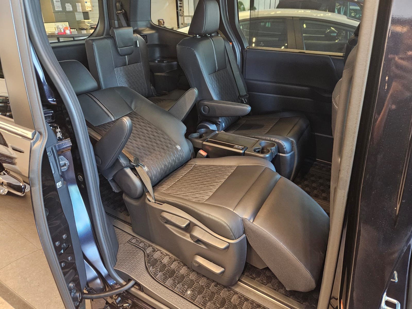 TOYOTA NOAH 1.8 SZ HYBRID